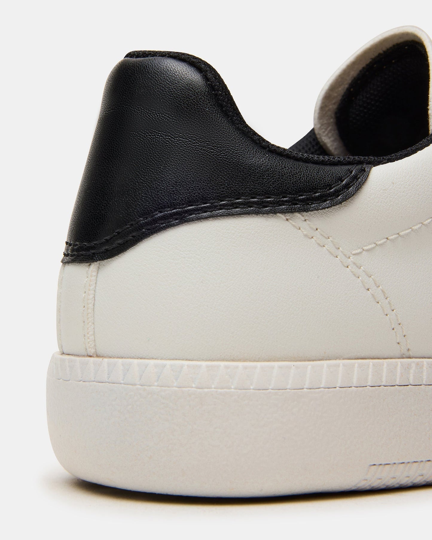 MOMENTUM WHITE/BLACK